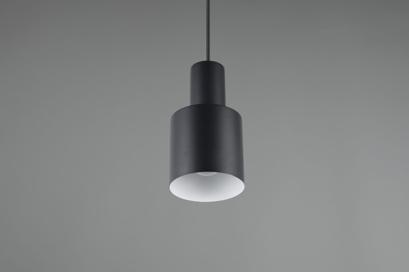 Lampa wisząca Agudo w kolorze czarnym, z pojedynczym gniazdem E27. Posiada cylindryczny kształt z matowej powierzchni, z białym wnętrzem klosza. Ujęcie z dołu, zawieszona na cienkim kablu, na jednolitym tle.