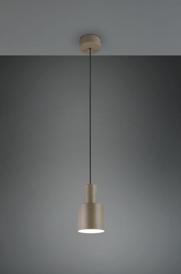 Lampa wisząca Agudo 1xE27 w ciemnoszarym kolorze, o prostym cylindrycznym kształcie. Zawieszona na cienkim czarnym przewodzie, z metalowym kloszem o matowej powierzchni. Widok frontalny, na jednolitym tle.