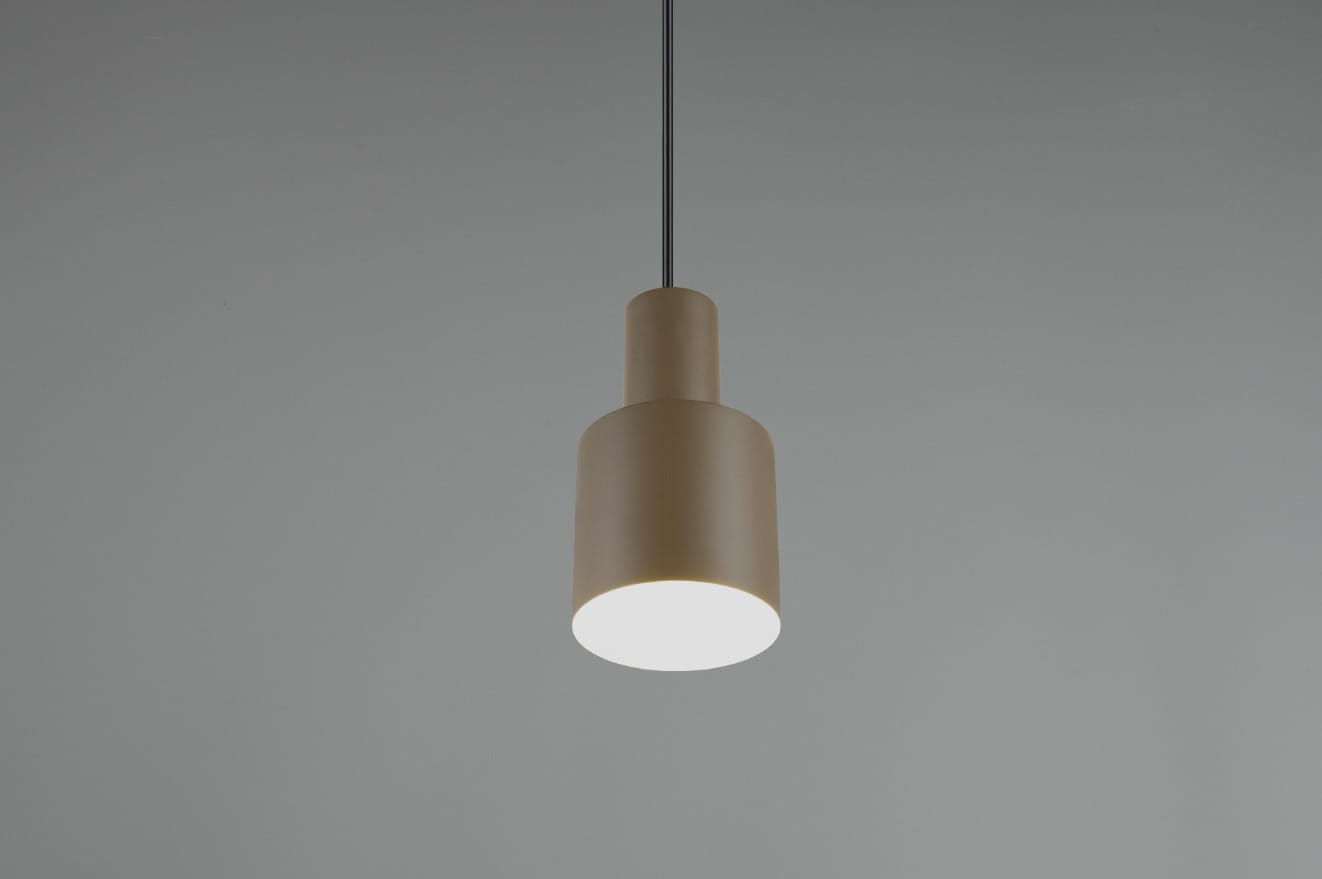 Lampa wisząca Agudo z jedną oprawą E27 w ciemnoszarym kolorze, o cylindrycznym kształcie. Zawieszona na cienkim kablu, emitująca jasne światło. Prosty design, idealna do nowoczesnych wnętrz.