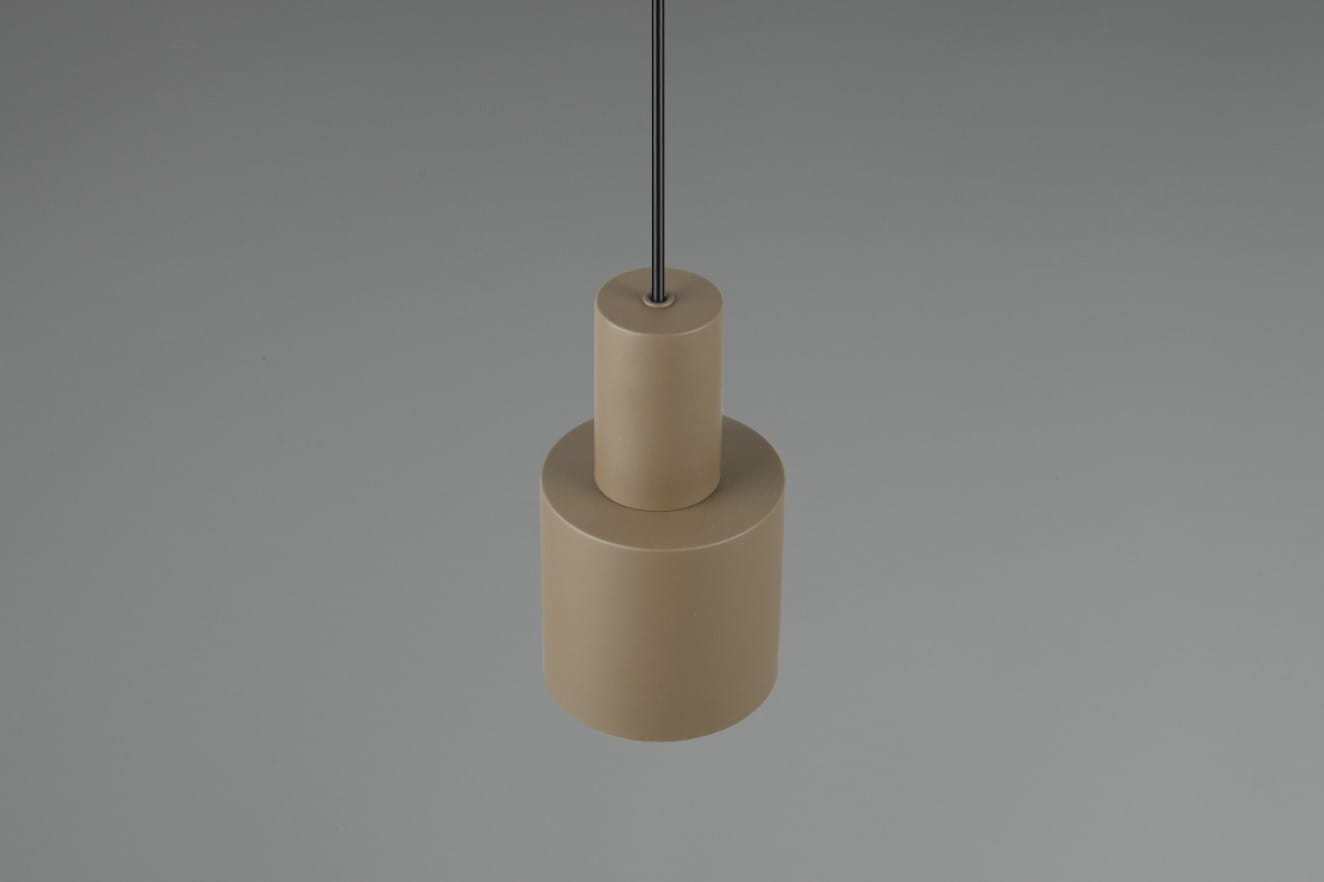 Lampa wisząca Agudo w kolorze ciemnoszarym z pojedynczym gniazdem E27. Posiada cylindryczny kształt z gładką, matową powierzchnią. Ujęcie frontalne, zawieszona na cienkim przewodzie, bez dodatkowych dekoracji.