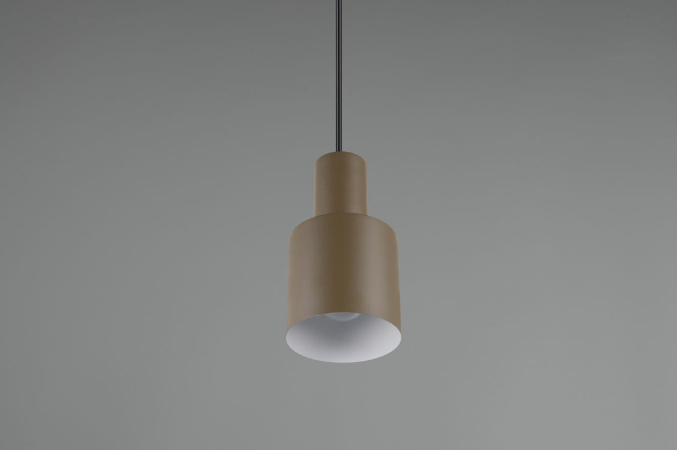 Lampa wisząca Agudo w kolorze ciemnoszarym z oprawą E27. Posiada cylindryczny kształt z górnym, szerszym fragmentem. Zawieszona na czarnym przewodzie, w prostej, minimalistycznej formie, idealna do nowoczesnych wnętrz.
