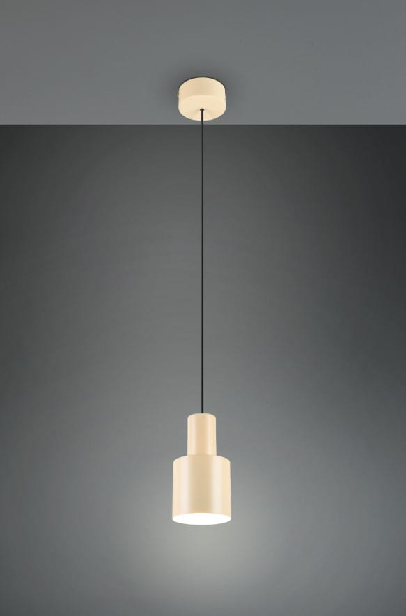 Beżowa lampa wisząca Agudo z jednym gniazdem E27, zawieszona na czarnym przewodzie, o cylindrycznym kształcie z lekko rozszerzającą się podstawą. Ujęcie frontalne, na tle szaro-skalnym, podkreślające prostą formę i minimalistyczny design.