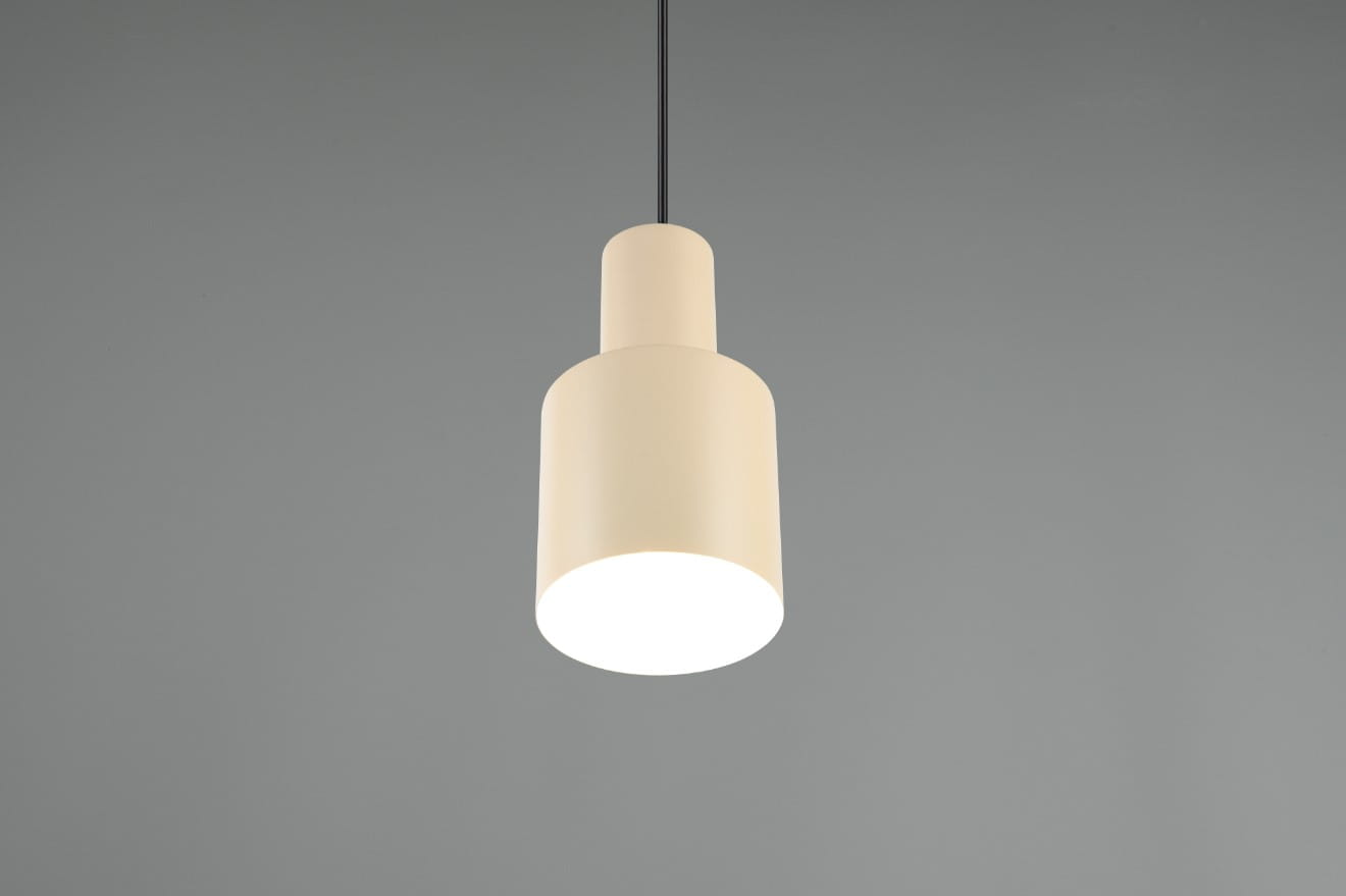 Beżowa lampa wisząca Agudo z jednym gniazdem E27, o cylindrycznym kształcie. Ujęcie z dołu, lampa zawieszona na czarnym przewodzie, emituje miękkie światło z gładkiego klosza. Tło w odcieniu szarości.