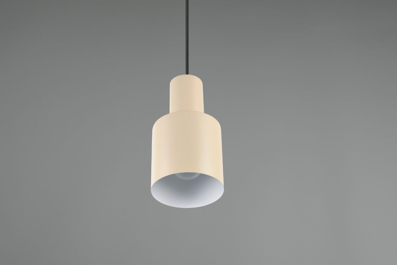 Beżowa lampa wisząca Agudo z jedną oprawą E27, o cylindrycznym kształcie z matowym wykończeniem, zawieszona na cienkim, czarnym przewodzie. Tło w odcieniu szarości podkreśla prosty design lampy.