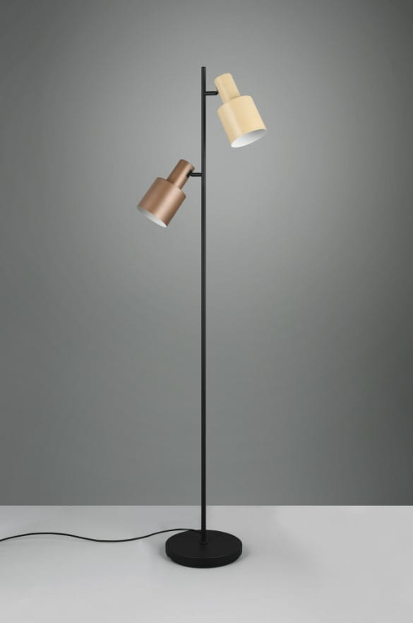 Lampa podłogowa Agudo z dwoma źródłami światła E27, w kolorze czarnym z multikolorowymi kloszami (żółtym i brązowym). Stojąca na okrągłej podstawie, z prostym, minimalistycznym designem, umieszczona na jednolitym tle.