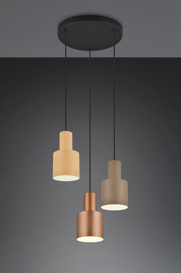 Lampa wisząca Agudo 3xE27 w kolorze czarnym z trzema cylindrycznymi kloszami w odcieniach beżu, brązu i miedzi. Klosze zawieszone na cienkich czarnych przewodach, montowane do okrągłej podstawy sufitowej.