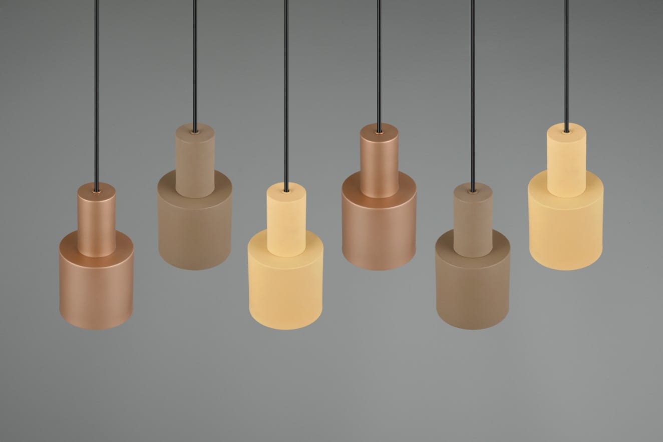 Lampa wisząca Agudo z sześcioma źródłami światła E27 w odcieniach miedzi, beżu i żółci, zawieszona na cienkich czarnych przewodach. Produkt ukazany z przodu na jednolitym szarym tle.