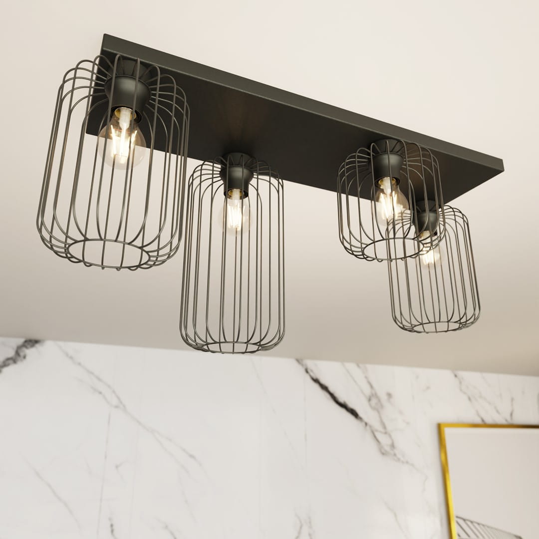 Czarna lampa sufitowa Barn 4BL z czterema oprawami E27, z metalowymi kloszami w formie siatki. Ujęcie z dołu, pokazujące szereg kloszy na prostokątnej podstawie, zawieszone na jasnym tle z marmurowym wzorem.