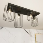 Czarna lampa sufitowa Barn 4BL z czterema oprawami E27, z metalowymi kloszami w formie siatki. Ujęcie z dołu, pokazujące szereg kloszy na prostokątnej podstawie, zawieszone na jasnym tle z marmurowym wzorem.