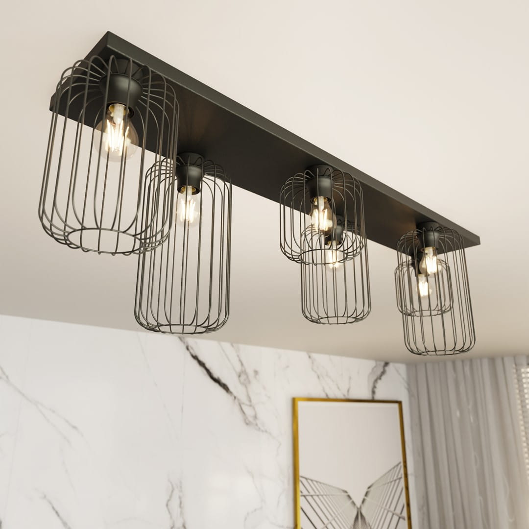 Lampa sufitowa Barn 6BL w kolorze czarnym z sześcioma kloszami w formie siatki metalowej. Montaż na suficie, z żarówkami E27. Tło w odcieniach bieli i szarości, z dekoracyjnym obrazem w złotej ramie.
