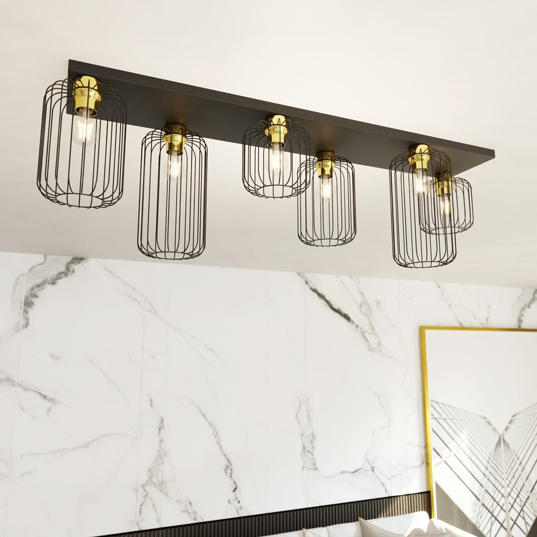 Lampa sufitowa Barn 6GL z sześcioma kloszami E27 w czarno-złotej kolorystyce. Klosze z metalowych prętów mają prostokątny kształt, zawieszone na prostokątnej, czarnej podstawie. Tło jasne, z marmurowymi wzorami.