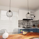 Lampa wisząca Nando 1BL w kolorze czarnym z kloszem w formie siatki. Zawieszona na długim kabelku w nowoczesnej kuchni, obok drewnianego stołu i kolorowej miski z owocami. Widoczny estetyczny kafelek w tle.