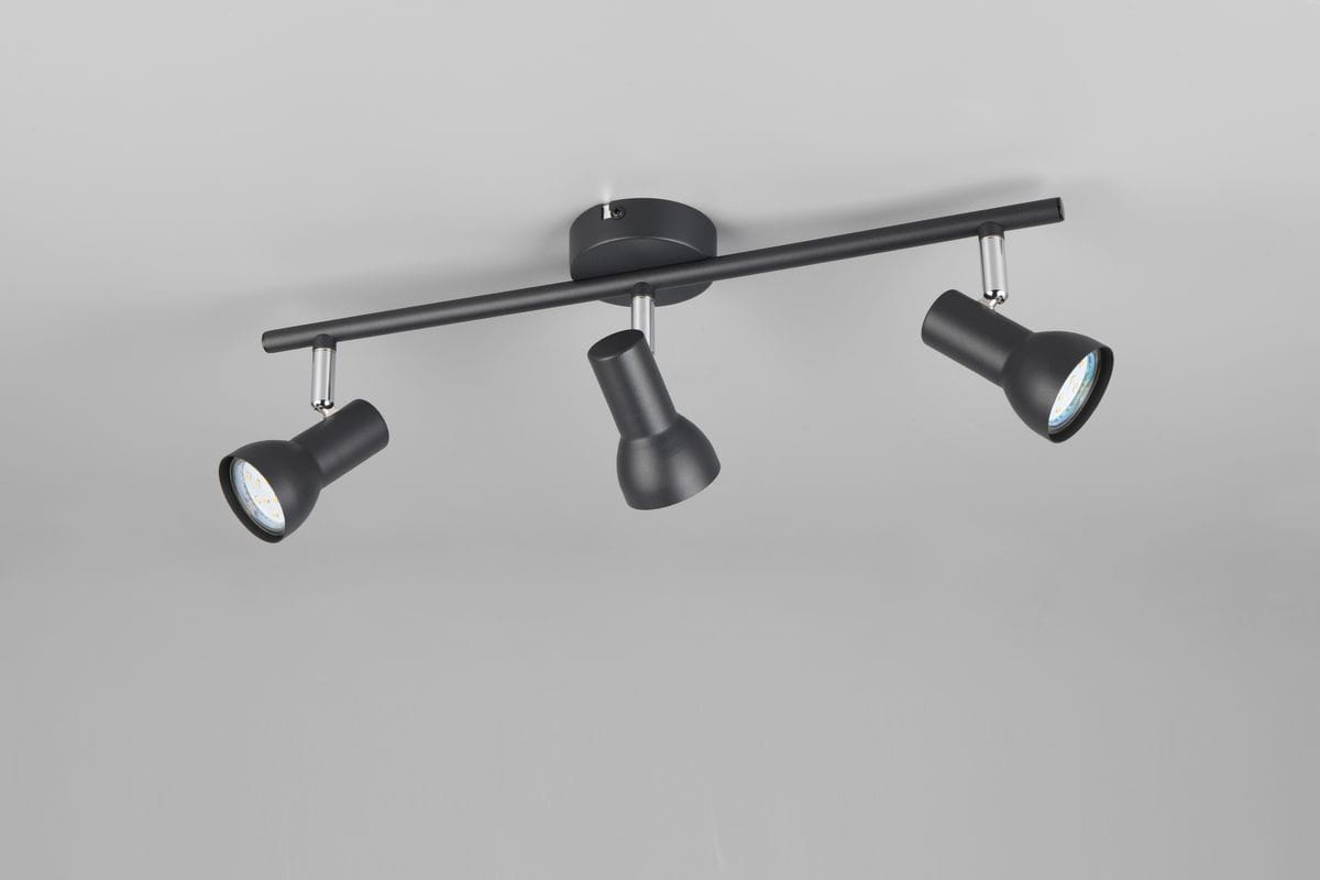 Lampa sufitowa Cantar w kolorze czarnym z trzema ruchomymi spotami na metalowej listwie. Każdy spot ma cylindryczny kształt i jest zamocowany na metalowych przegubach, co pozwala na skierowanie światła w różnych kierunkach.