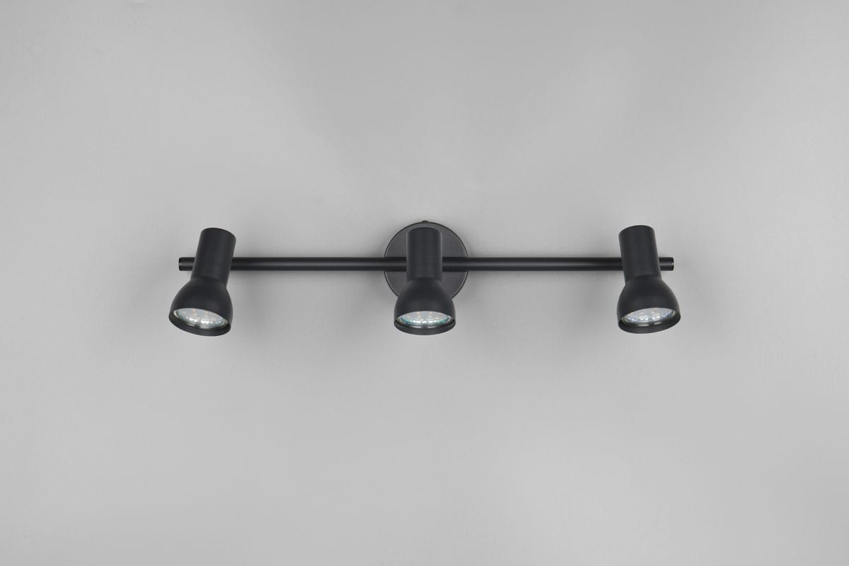 Cantar lampa sufitowa w kolorze czarnym z trzema ruchomymi spotami GU10, zamontowana na prostokątnej podstawie. Ujęcie frontalne pokazuje równomierne rozmieszczenie lamp, idealna do oświetlenia wnętrz.