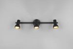 Cantar lampa sufitowa w kolorze czarnym z trzema reflektorami GU10. Montaż na ścianie, z równomiernym rozkładem światła. Reflektory mają cylindryczny kształt, matowe wykończenie, a ich wnętrze jest w kolorze złotym. Tło jasnoszare.