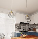 Czarna lampa wisząca Nando 1GL z metalową siatką w kształcie kuli, z złotym detalem na oprawie. Zawieszona na długim kablu, umieszczona w nowoczesnej kuchni z białymi szafkami i dekoracyjnym kafelkiem.