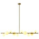 Lampa wisząca Milky Drop w kolorze złotego szczotkowanego metalu z 10 okrągłymi kloszami z mlecznego szkła. Umieszczona na długim, prostym stelażu, wisi w pozycji poziomej, tworząc nowoczesną aranżację oświetleniową.