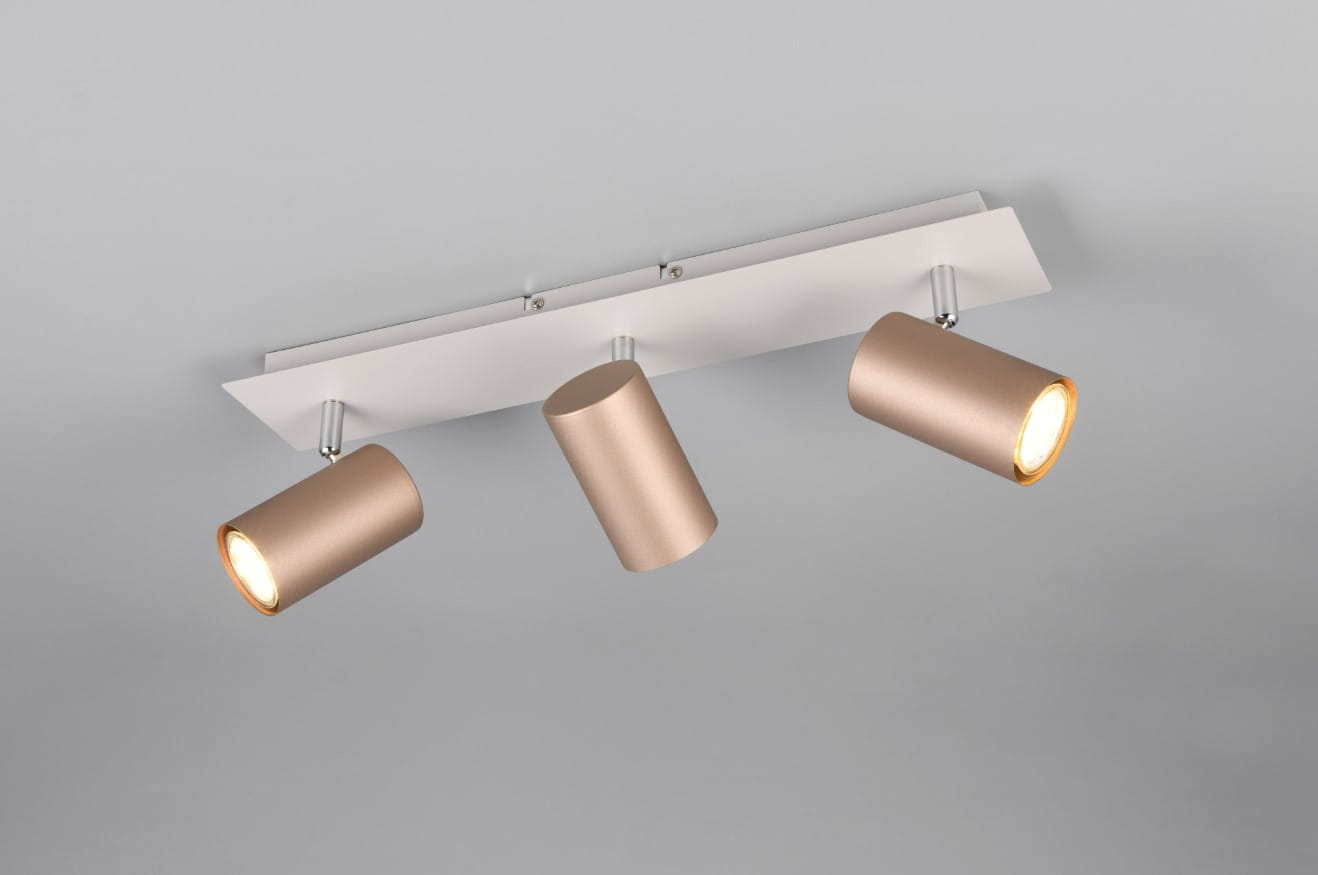 Lampa sufitowa Marley z trzema spotami w kolorze białym i kawowym, zamontowana na prostokątnej, białej podstawie. Każdy spot ma cylindryczny kształt i jasne wykończenie. Kąt ujęcia: frontalny, z widocznymi detalami konstrukcji.