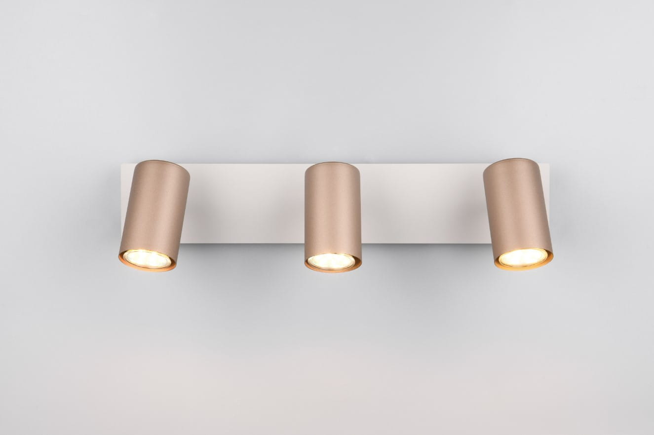 Lampa sufitowa Marley, w kolorze białym z trzema spotami w odcieniu kawowym, zamontowana na prostokątnej podstawie. Każdy reflektor ma cylindryczny kształt i jest skierowany w dół, co podkreśla jego nowoczesny design.