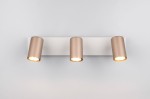 Lampa sufitowa Marley, w kolorze białym z trzema spotami w odcieniu kawowym, zamontowana na prostokątnej podstawie. Każdy reflektor ma cylindryczny kształt i jest skierowany w dół, co podkreśla jego nowoczesny design.