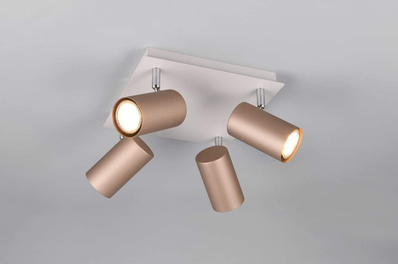 Lampa sufitowa Marley z 4 spotami w kolorze białym i kawowym. Cylindryczne klosze skierowane w różne strony, zamocowane na kwadratowej, białej podstawie. Metaliczne wykończenia. Ujęcie z dołu, w pełni widoczna konstrukcja.