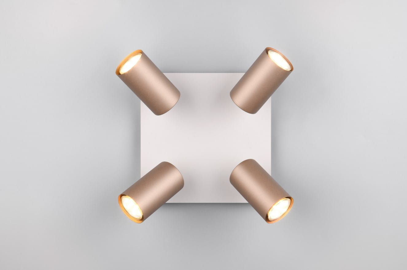 Lampa sufitowa Marley z czterema reflektorami GU10 w kolorze białym i kawowym. Reflektory w metalicznych obudowach, zamontowane na kwadratowej podstawie. Ujęcie z góry, ukazujące symetryczny układ i kierunek świateł.