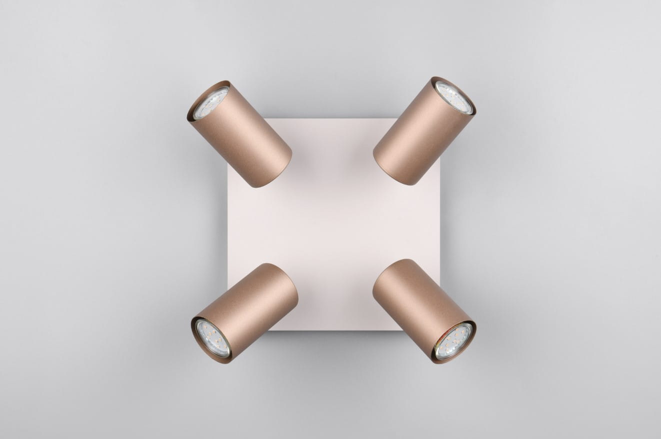 Lampa sufitowa Marley w kolorze białym i kawowym z czterema reflektorami GU10. Reflektory są cylindryczne, metaliczne, zamocowane na kwadratowej podstawie. Ujęcie z góry, pokazujące rozmieszczenie i kąt nachylenia.