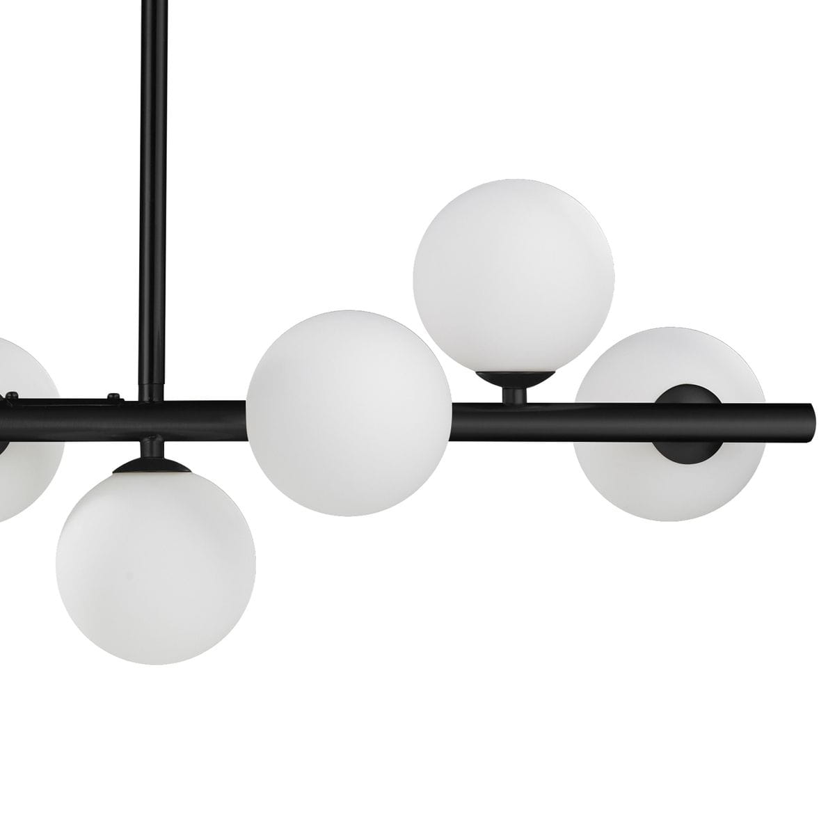 Lampa wisząca Mini Moon w kolorze czarnym z 11 źródłami światła G9. Konstrukcja z czarnym metalowym ramieniem z pięcioma matowymi, okrągłymi kloszami w białym kolorze, umieszczonymi na równym poziomie. Ujęcie z boku, ukazujące detal i symetrię.