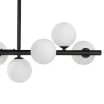 Lampa wisząca Mini Moon w kolorze czarnym z 11 źródłami światła G9. Konstrukcja z czarnym metalowym ramieniem z pięcioma matowymi, okrągłymi kloszami w białym kolorze, umieszczonymi na równym poziomie. Ujęcie z boku, ukazujące detal i symetrię.