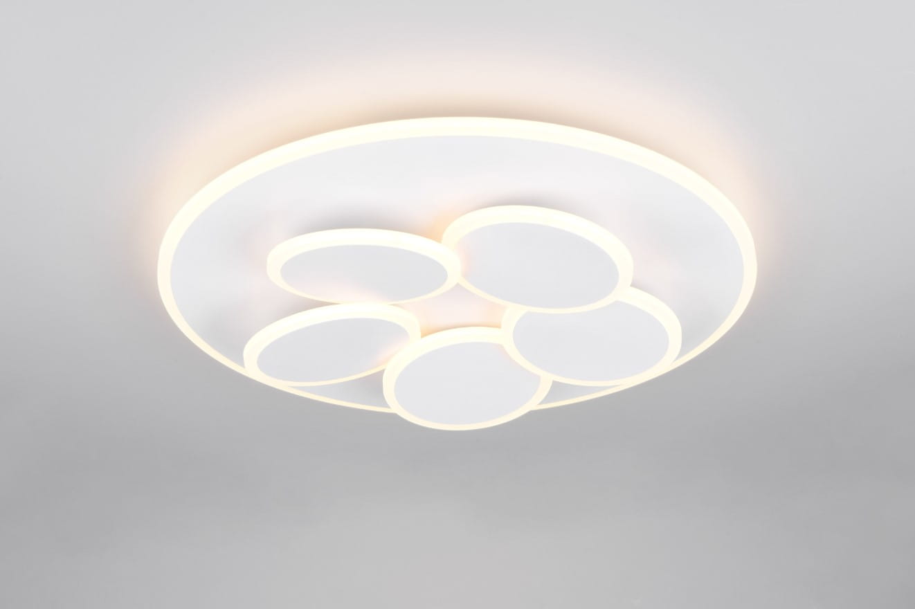 Biała lampa sufitowa Mandala z pilotem, wyposażona w sześć okrągłych źródeł LED o mocy 35W. Produkt ma nowoczesny, płaski kształt, z widocznym, subtelnym podświetleniem wokół każdego elementu. Ujęcie z dołu, na jednolitym tle.