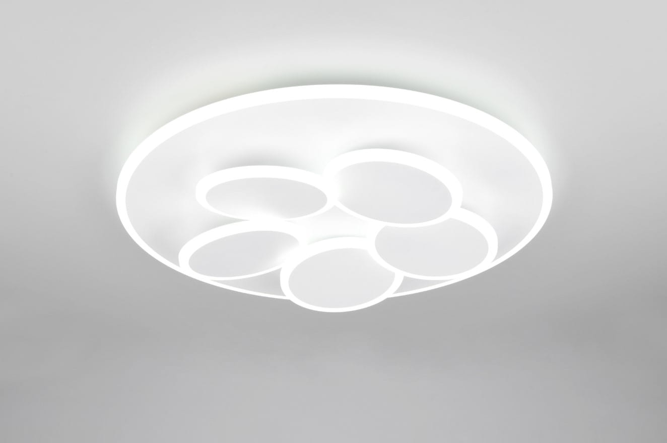 Biała lampa sufitowa Mandala z pilotem, składająca się z sześciu okrągłych elementów LED. Montowana na suficie, prezentuje nowoczesny design z gładką powierzchnią i delikatnym podświetleniem.