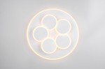 Lampa sufitowa Mandala w białym kolorze z sześcioma okrągłymi elementami LED, o mocy 35W. Zainstalowana na gładkim tle, z delikatnym podświetleniem wokół okręgów. Produkt zamontowany na suficie, z pilotem do zdalnego sterowania.