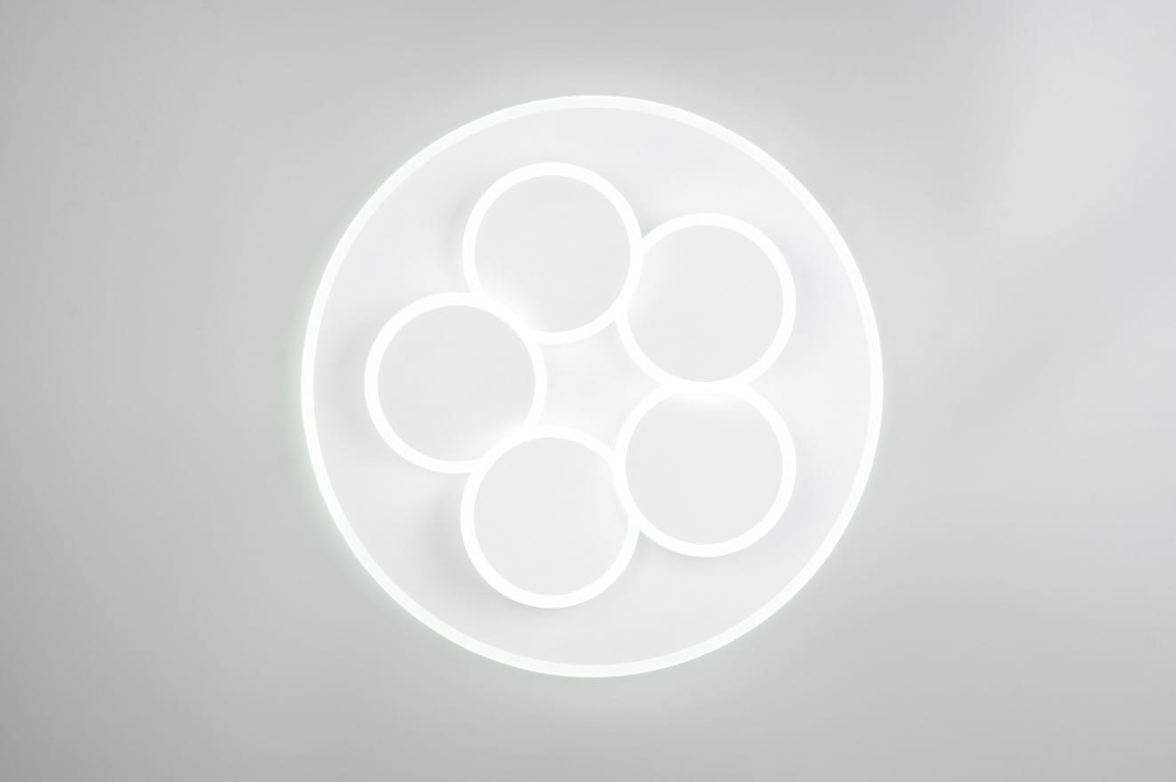 Lampa sufitowa Mandala w kolorze białym, z pilotem, składająca się z sześciu okrągłych elementów LED o mocy 35W. Ujęcie z góry, ukazujące minimalistyczny design i równomierne oświetlenie.