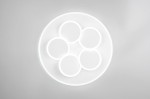 Lampa sufitowa Mandala w kolorze białym, z pilotem, składająca się z sześciu okrągłych elementów LED o mocy 35W. Ujęcie z góry, ukazujące minimalistyczny design i równomierne oświetlenie.