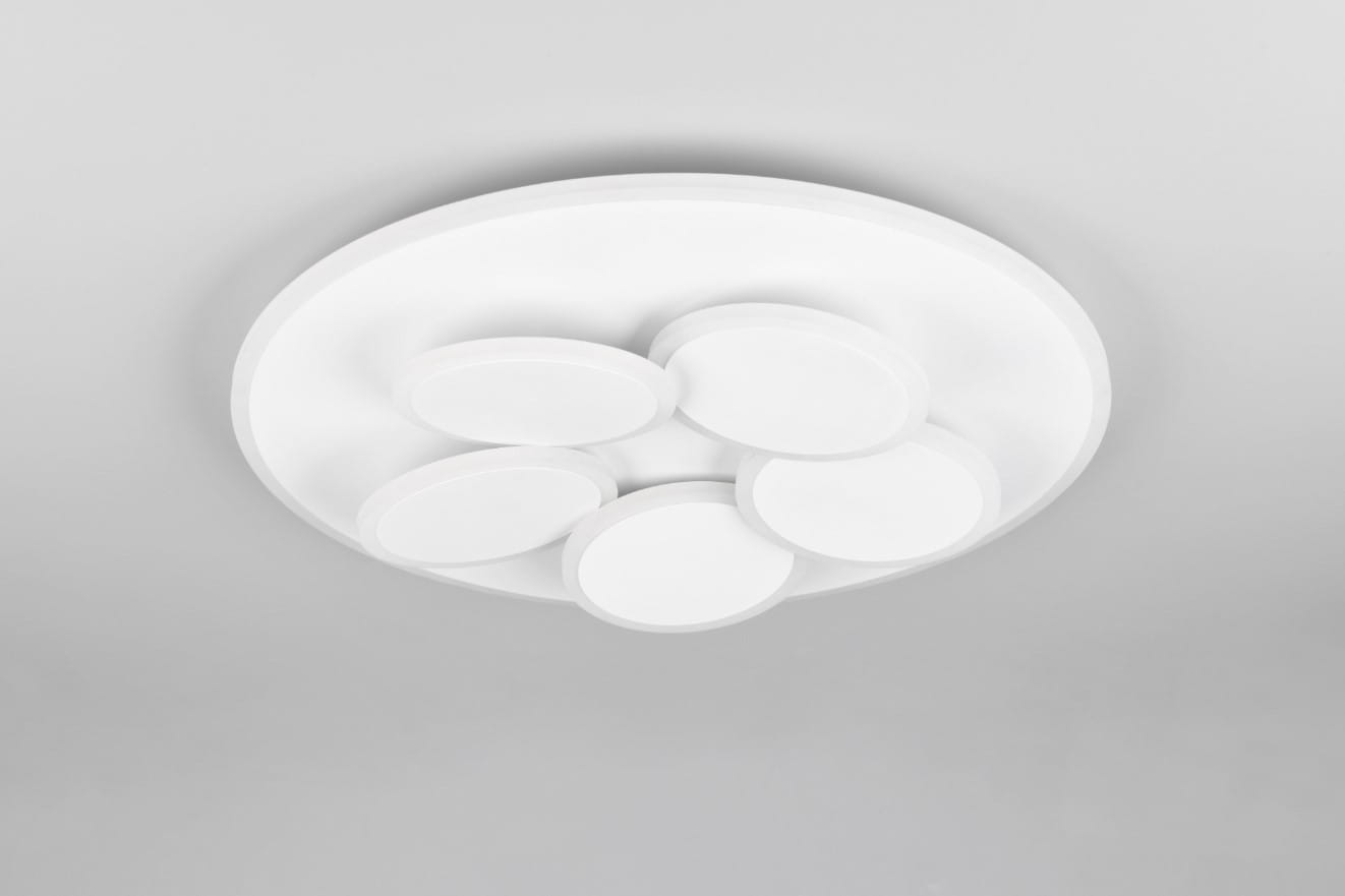 Biała lampa sufitowa Mandala z pilotem, złożona z sześciu okrągłych źródeł światła LED o mocy 35W. Produkt zamontowany na suficie, widok z dołu, na szarym tle.