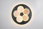 Lampa sufitowa Mandala w kolorze czarnym i złotym, z sześcioma okrągłymi kloszami LED, zamontowana na ścianie. Klosze mają matową powierzchnię, a lampa emituje ciepłe światło. Widoczny także pilot do zdalnego sterowania.