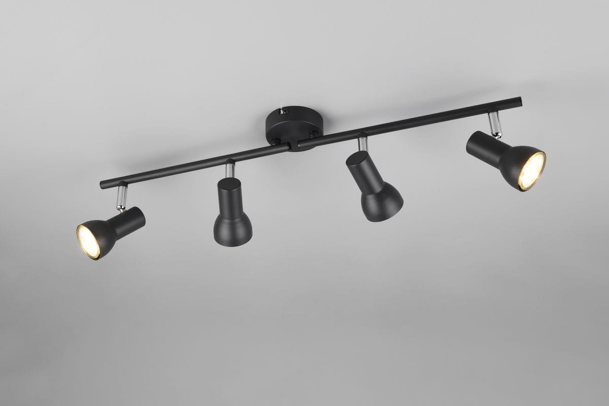 Cantar lampa sufitowa z czterema reflektorami GU10 w czarnym wykończeniu, zamontowana na metalowej listwie. Reflektory mają regulowany kąt nachylenia, a całość umieszczona jest na szarym tle.