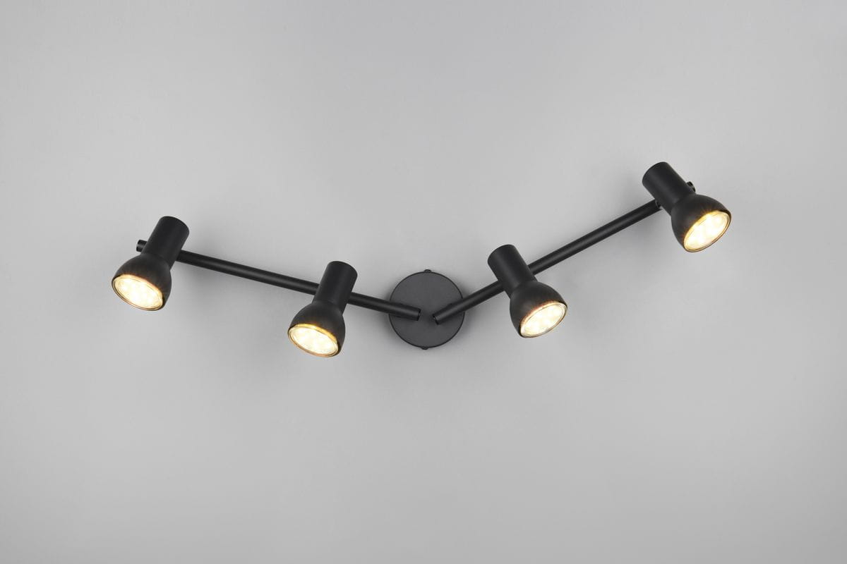Cantar lampa sufitowa (spot) w kolorze czarnym, z czterema źródłami światła GU10, zamontowana na okrągłej podstawie. Ułożona w formie łuku, z regulowanymi reflektorami, idealna do oświetlenia wnętrz.