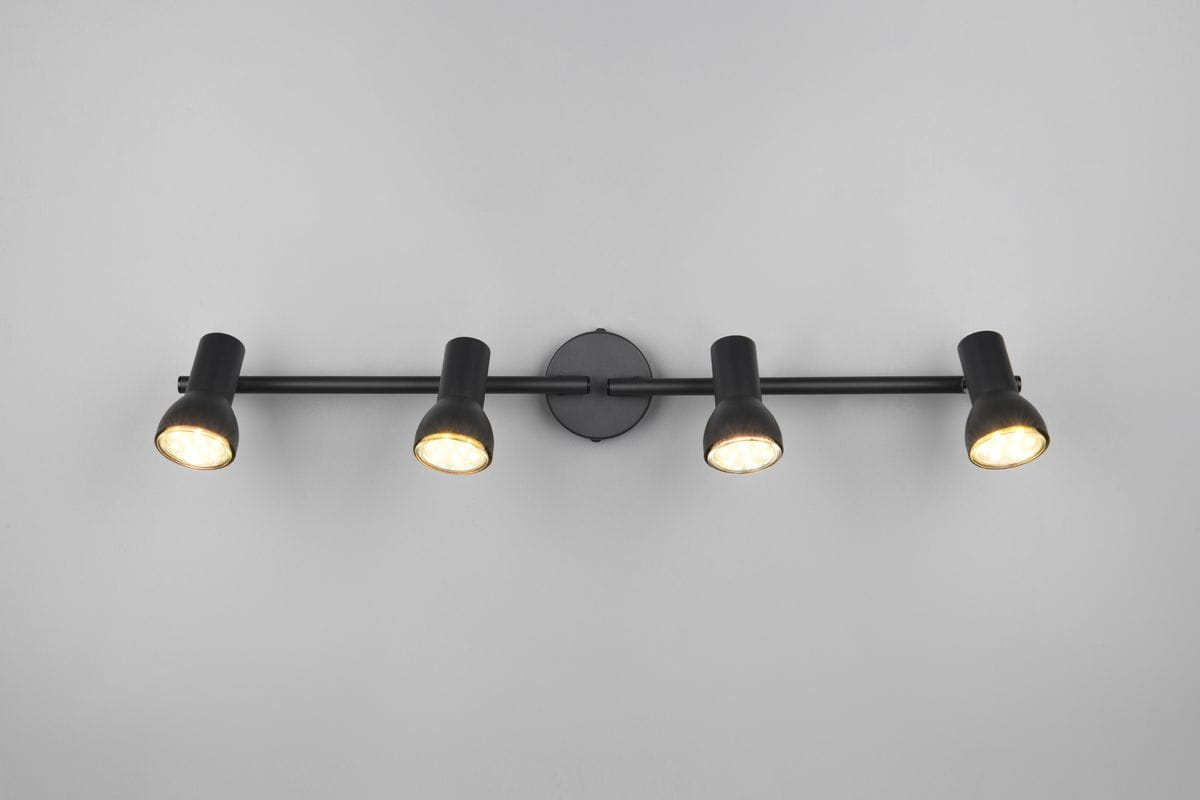 Cantar lampa sufitowa (spot) w kolorze czarnym z czterema oprawami na żarówki GU10, zamocowana na prostokątnej podstawie. Ujęcie frontalne, ukazujące wszystkie źródła światła w równym rozstawie.
