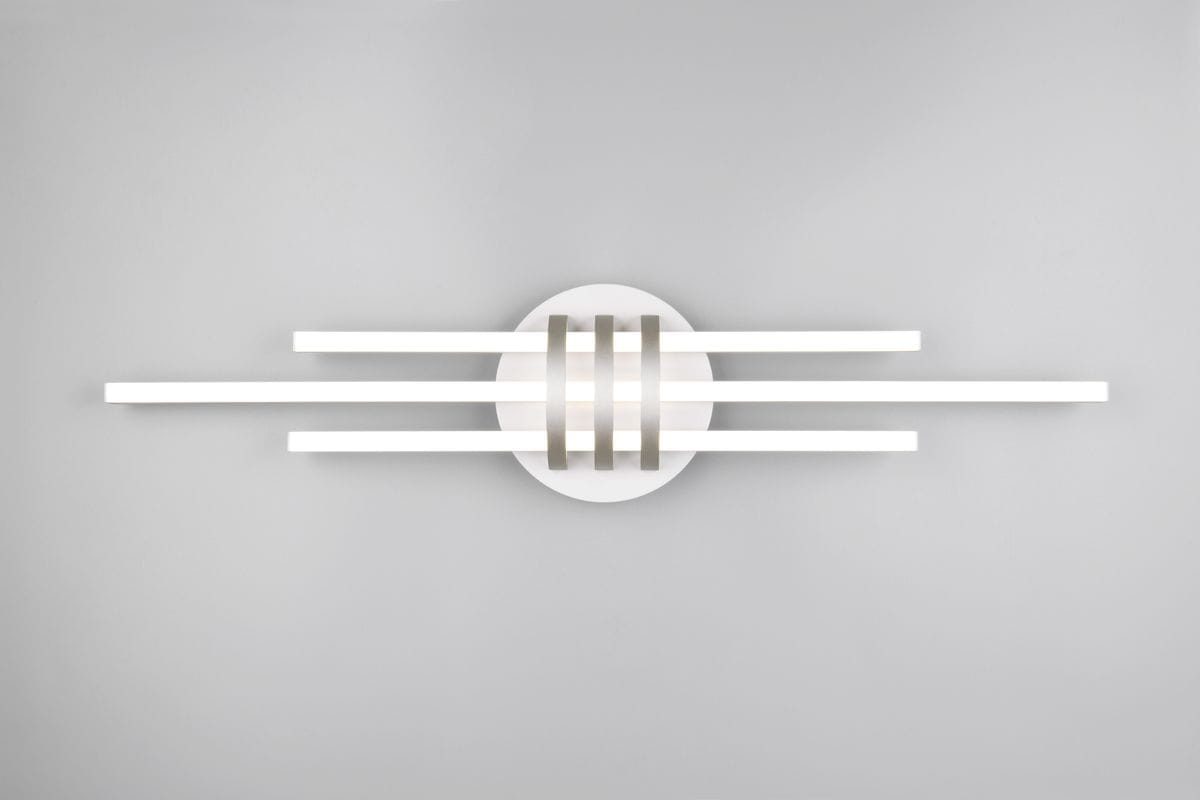 Lampa sufitowa Cinto w białym kolorze, z okrągłą podstawą i trzema poziomymi paskami LED. Kąt ujęcia frontalny, produkt zamontowany na szarym tle. Wymiary i detale konstrukcji nieczytelne, ale widoczne są eleganckie linie i minimalistyczny design.