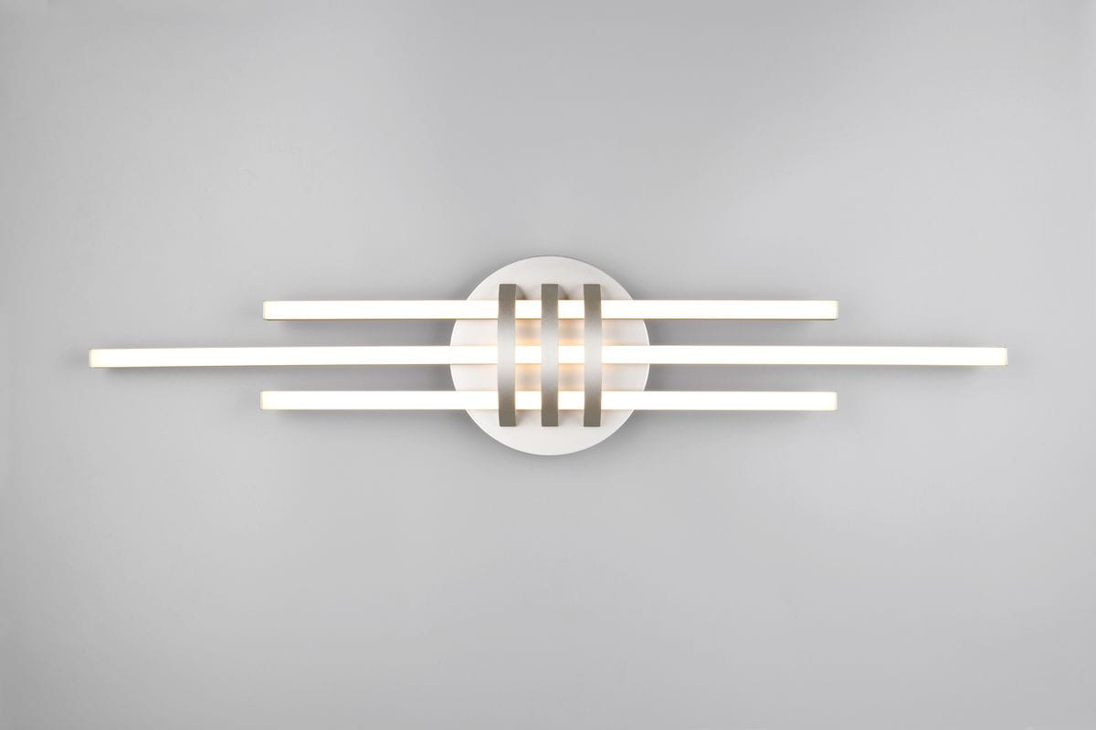 Lampa sufitowa Cinto z trzema źródłami LED o mocy 20W, barwie światła 3000K. Posiada okrągłą podstawę w kolorze niklowym oraz trzy poziome, białe świetlówki. Montowana na suficie, w minimalistycznym stylu, na jednolitym szarym tle.