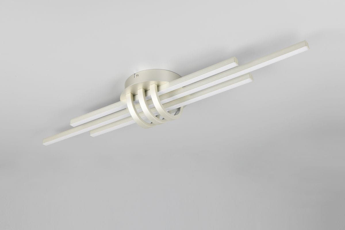 Lampa sufitowa Cinto w kolorze niklowym z trzema źródłami światła LED o mocy 20W i temperaturze barwowej 3000K. Posiada nowoczesny design z prostymi, poziomymi paskami. Ujęcie frontalne, zamontowana na suficie.