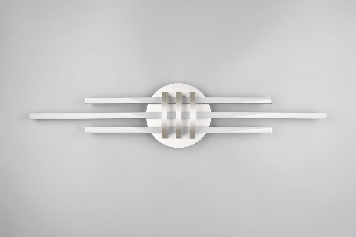 Lampa sufitowa Cinto w kolorze niklu z trzema źródłami LED o mocy 20W. Okrągła podstawa z prostokątnymi, poziomymi elementami, zamontowana na szarym tle, w nowoczesnym stylu.