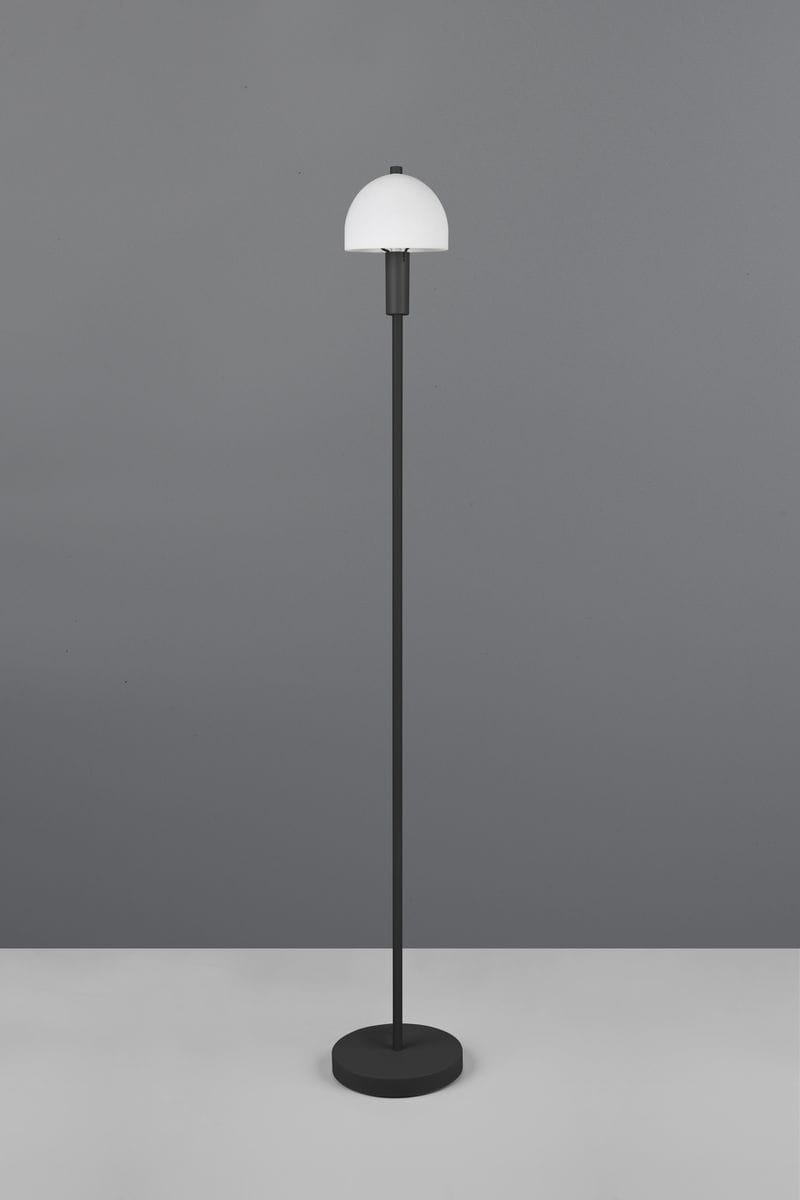 Czarna lampa podłogowa Glenn z białym kloszem w kształcie półkuli, stojąca na okrągłej podstawie. Ujęcie frontalne, na jednolitym tle, z widocznością detali konstrukcyjnych i materiałowych. Wymaga żarówki E14.