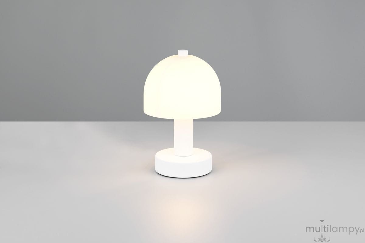 Biała lampa stołowa Glenn z kloszem w kształcie półkuli, umieszczona na okrągłej podstawie. Lampa jest włączona, emitując ciepłe światło. Ujęcie frontalne, na jednolitym tle.