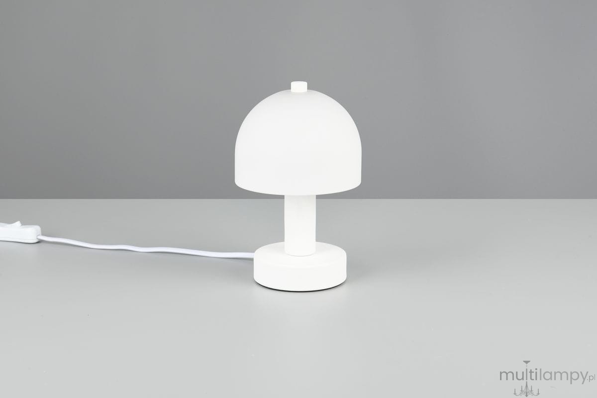 Lampa stołowa Glenn w białym kolorze, z okrągłym kloszem i prostą, cylindryczną podstawą. Ujęcie frontalne, lampa stoi na szarej powierzchni, z widocznym przewodem zasilającym. Idealna do nowoczesnych aranżacji wnętrz.