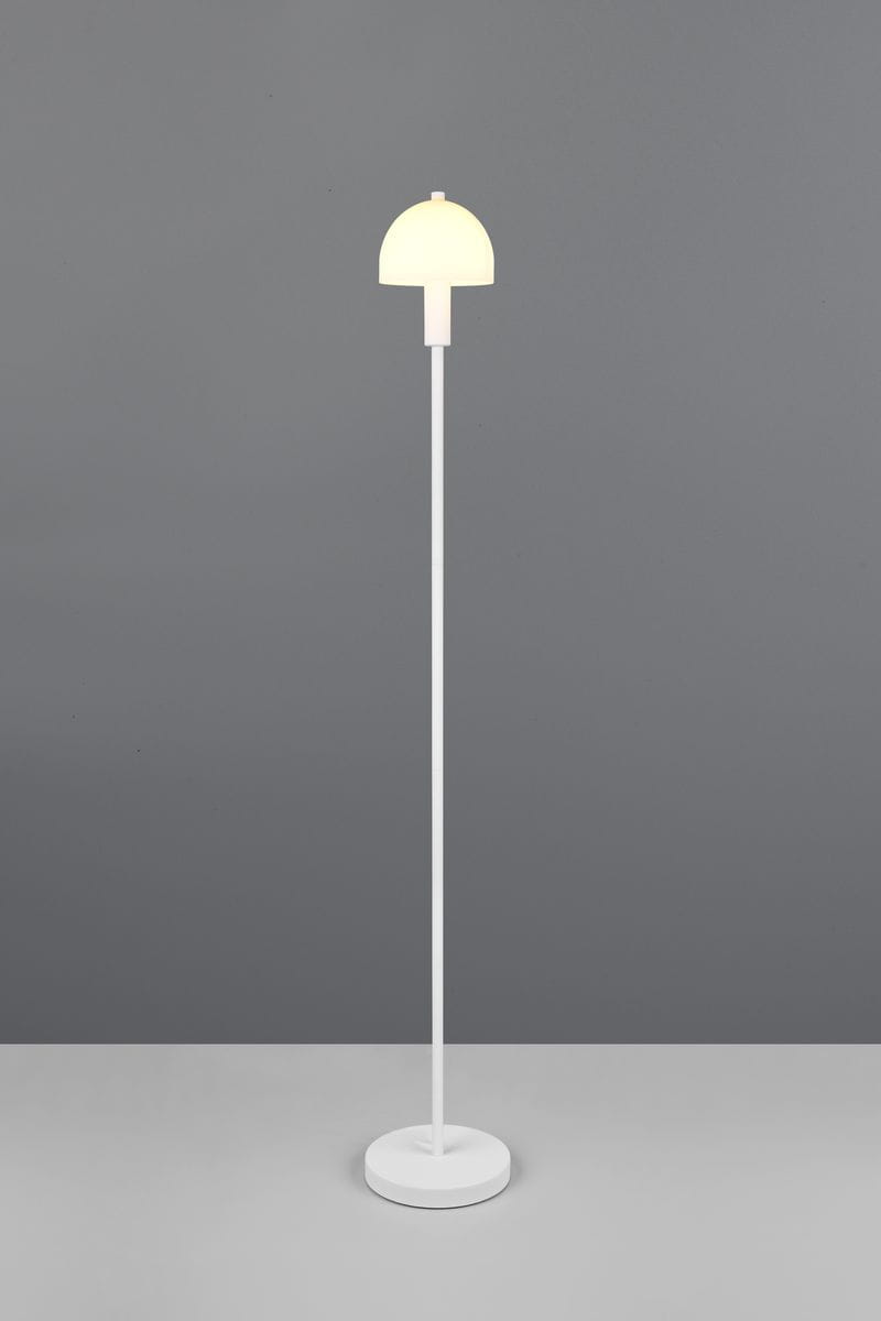 Lampa podłogowa Glenn w kolorze białym, z okrągłą podstawą i prostą, smukłą nogą. Klosz w kształcie półkuli, materiał mleczny, umieszczony na górze. Produkt stoi na jednolitym szarym tle.