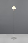 Lampa podłogowa Glenn w ciemnoszarym kolorze, z okrągłą podstawą i prostym, metalowym stelażem. Klosz w kształcie półkuli, wykonany z mlecznego szkła, umieszczony na górze. Ujęcie frontalne, na jednolitym tle.