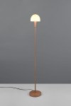 Lampa podłogowa Glenn, kawowa, z metalowym stelażem i okrągłą podstawą. Klosz z mlecznego szkła w kształcie półkuli. Ujęcie frontalne, lampa stojąca na jasnym tle, z widocznym kablem zasilającym.