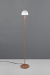 Lampa podłogowa Glenn w kolorze kawowym z białym kloszem, na prostym, okrągłym, metalowym stelażu. Ujęcie frontalne, stojąca na białym tle, z widocznym kablem zasilającym. Klosz o zaokrąglonym kształcie, zamocowany na cienkiej nodze.